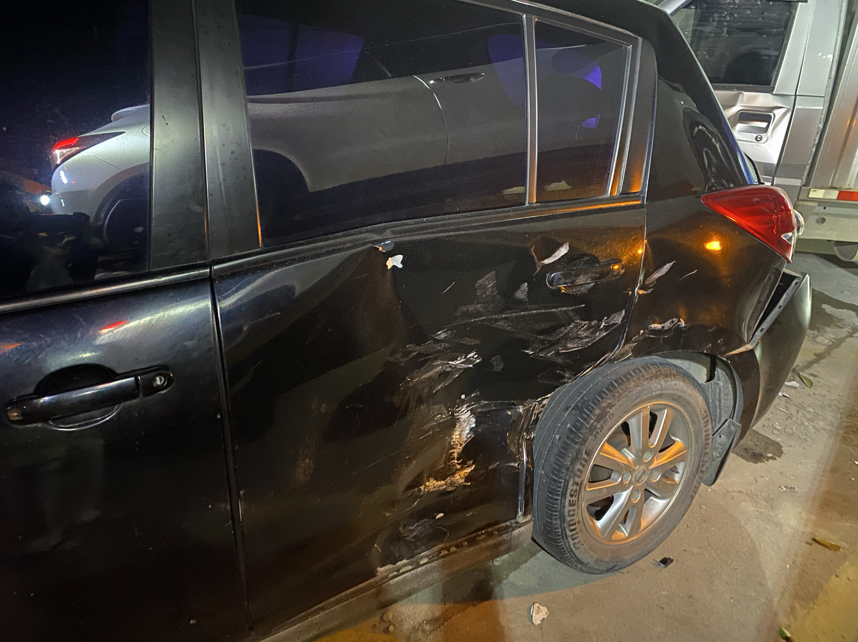 车放在路边被撞怎么处理 车大晚上放在路边被撞,那个人撞完还一直加油