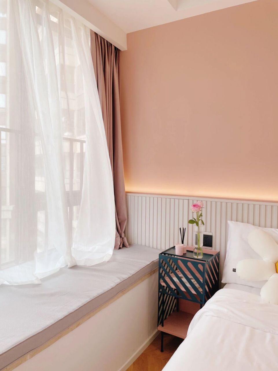 我家被问了1000遍的卧室,脏粉色背景墙设计,还是挺好看的吧![偷笑]感