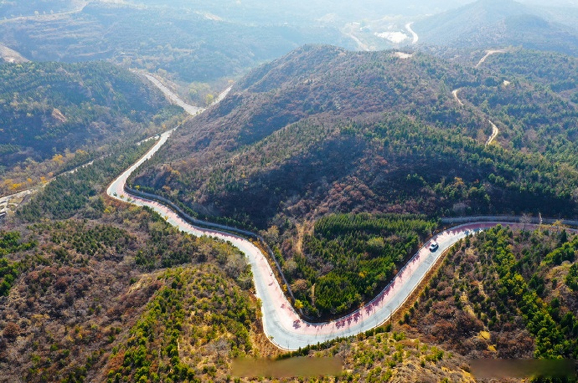 【太原西山旅游公路成美好生态的旅游"热线"】11月2日,晚秋时节的太原