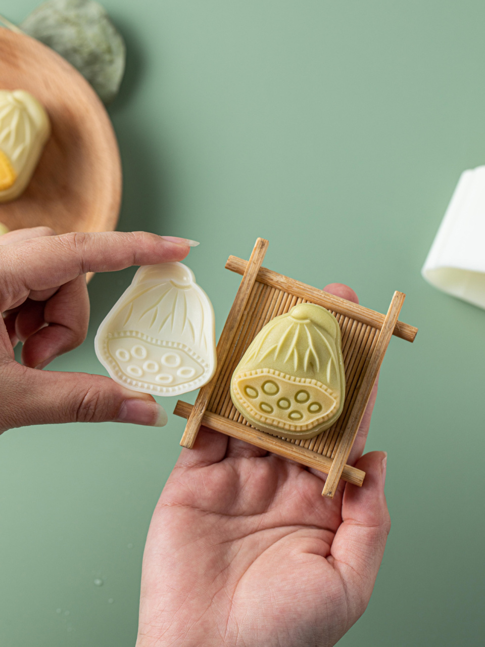 还记得小时候在奶奶家,最喜欢去池塘摘莲蓬吃,拨开外衣,露出一颗颗