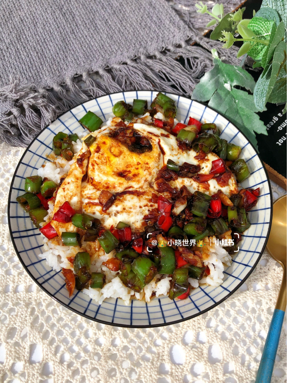 超治愈的双椒荷包蛋拌饭97好吃到舔盘底 经济实惠,麻辣开胃又好吃的