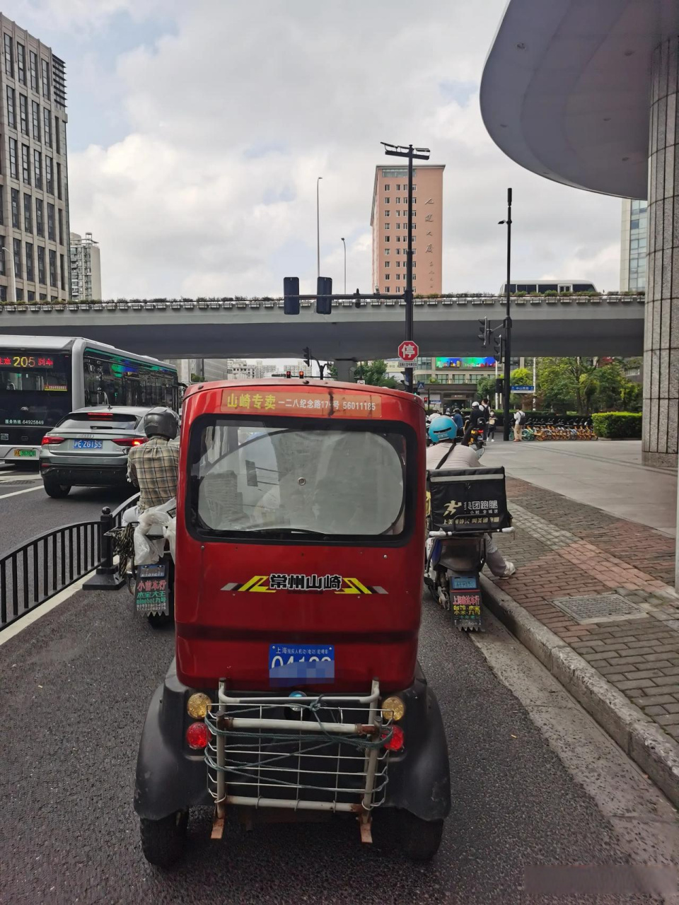 在上海,一张能在市里畅行无阻的摩托车牌照,要四五十万.