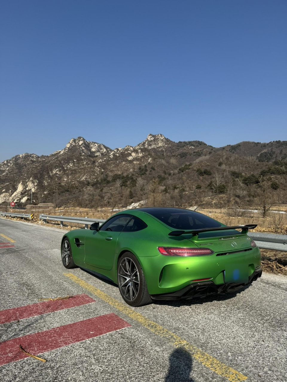 奔驰amg gtr 绿魔是好车.