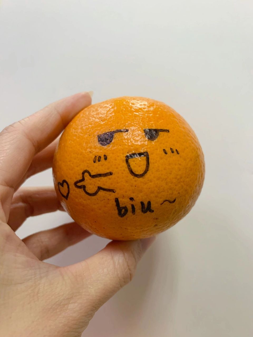给橙子画上可爱小表情 简单易画的小表情 任何人都能操作 可以送孩子