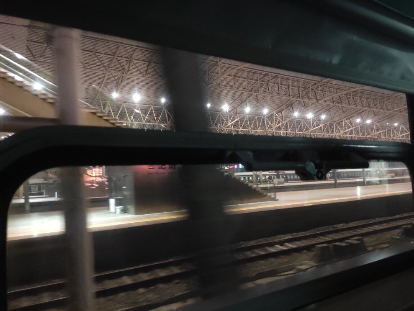 你那边的火车窗户是怎么打开 火车上开窗半夜火车车窗外图片坐火车