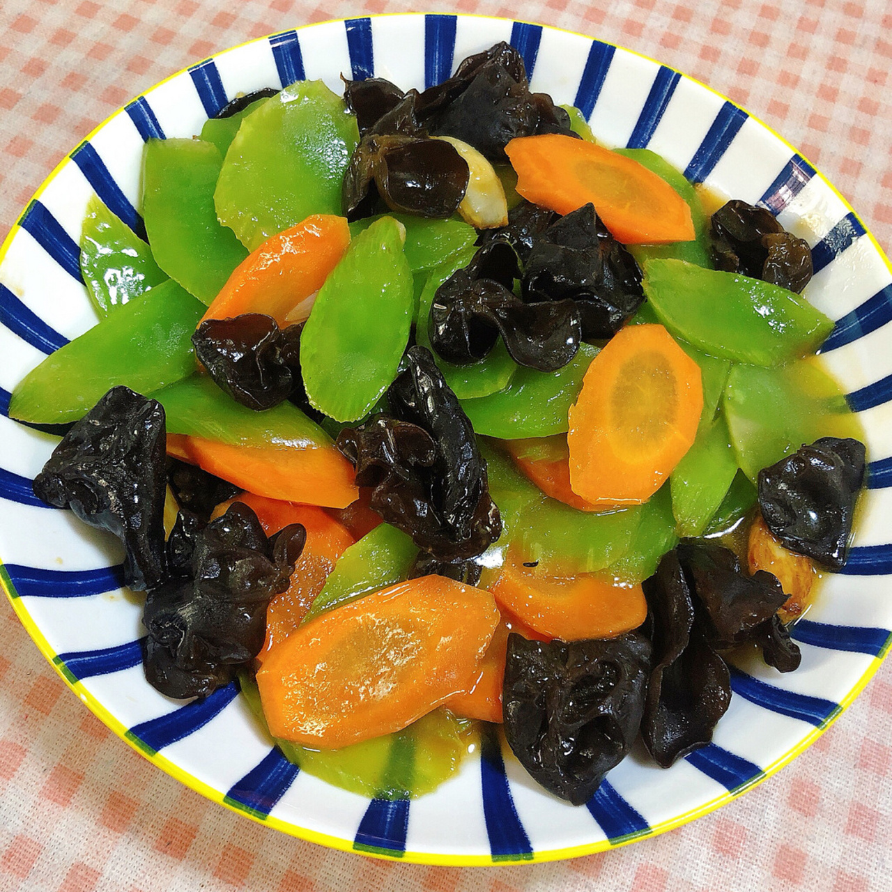 莴笋炒胡萝卜木耳 做法:芦笋和胡萝卜切片备用,锅热油,下蒜头爆香