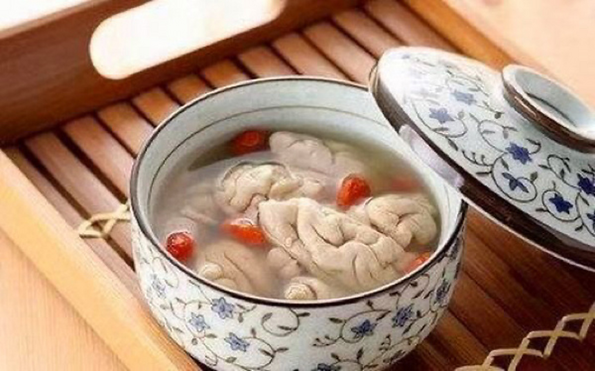 天麻炖猪脑的做法 天麻炖猪脑的做法 炖猪脑首先要将猪脑洗干净,这点