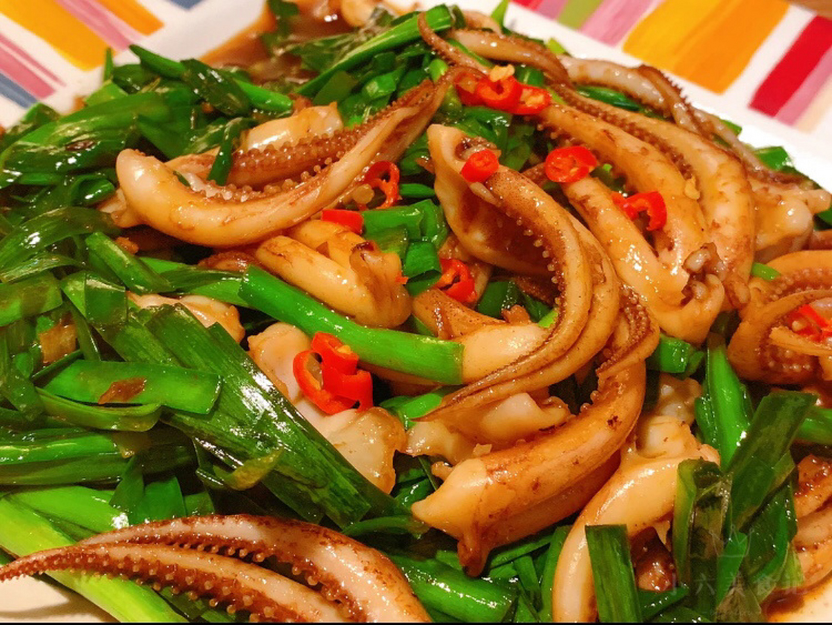 韭菜炒鱿鱼须,香味扑鼻,鲜嫩爽口,太好吃 这菜有朋友来我家吃了一次