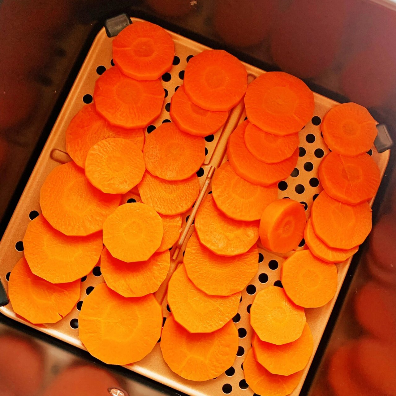 空气炸锅之烤胡萝卜片儿 胡萝卜切片(2-3mm),放水里煮软了捞出沥干.