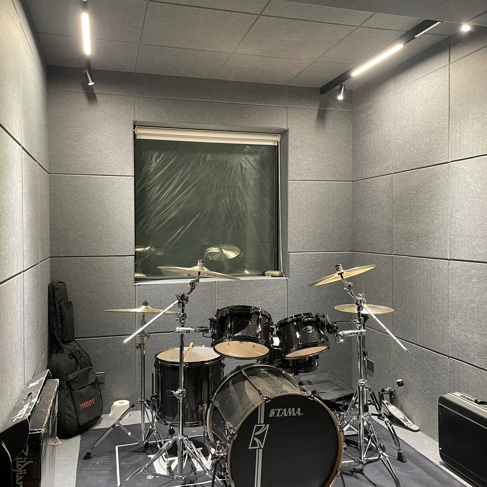 家庭鼓房 历经千幸万苦,鼓房装修终于完成了,接下来就是存钱买音箱了