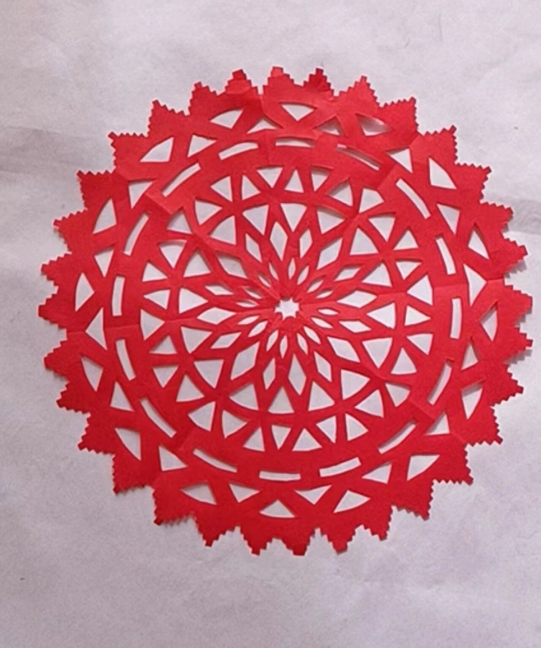 走进张秀兰剪纸纹样世界 对马对猴团花剪纸 《说文解字》:"团,圜也.