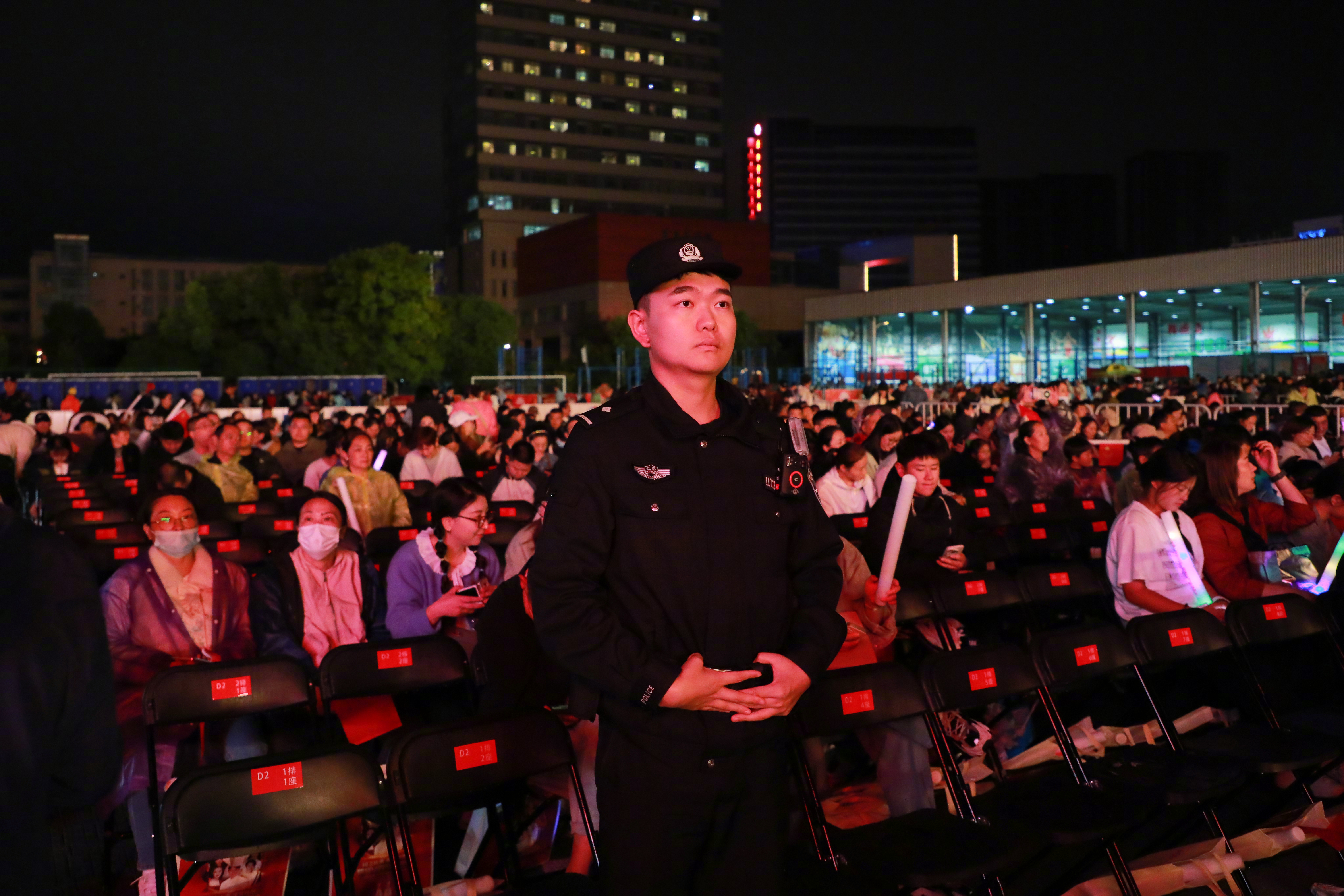 警察跳舞抖音=警察跳舞抖音背景音乐