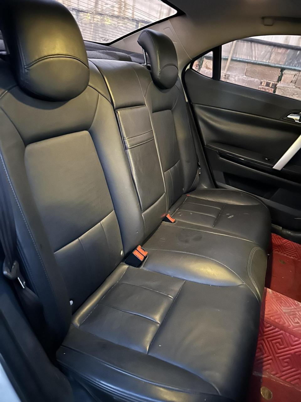 10年自动挡荣威550,真皮座椅带天窗,换挡拨片,超亮led大灯,大屏,倒车