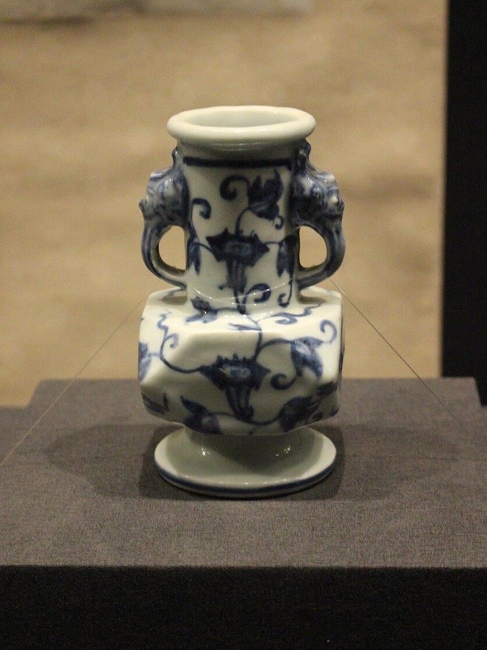 每日文物打卡青花牵牛花纹倭角瓶 【明宣德 青花牵牛花纹四方倭角瓶】