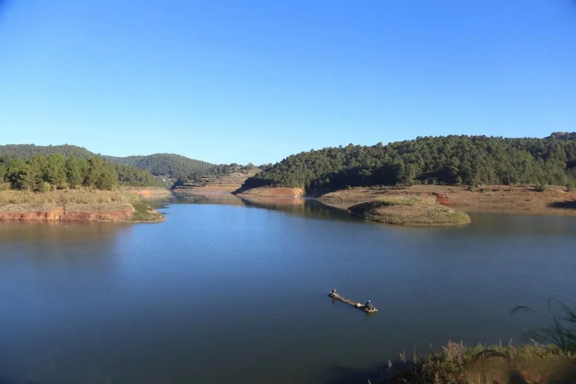 姚关镇三块石水库春意盎然,美景肆意,妙趣横生.