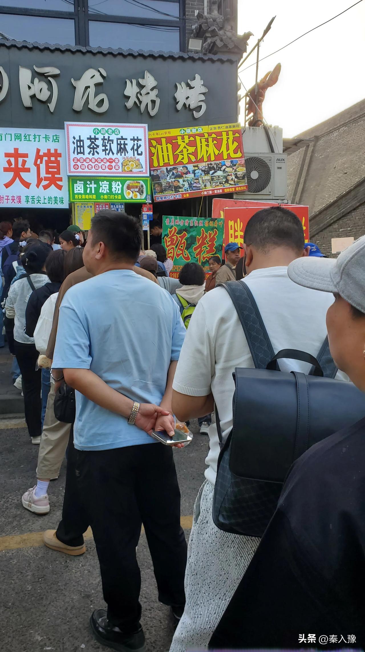 晒图笔记大赛小南门早市 清晨来到西安小南门,城墙下的早市热闹非凡