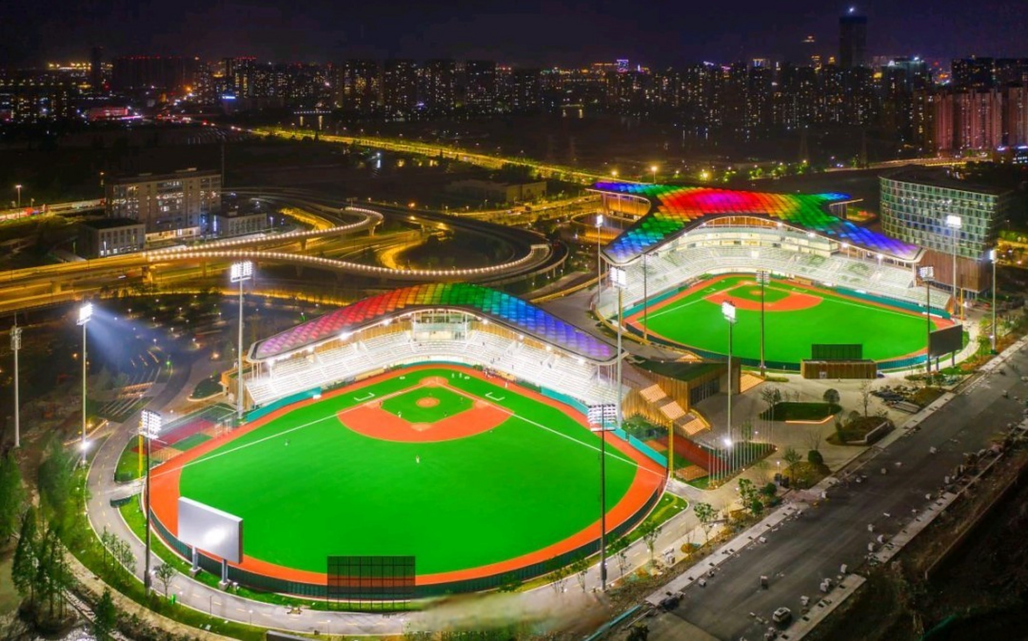 车行至杭绍台高速镜湖收费站,高高耸立的棒垒球雕塑格外显眼.