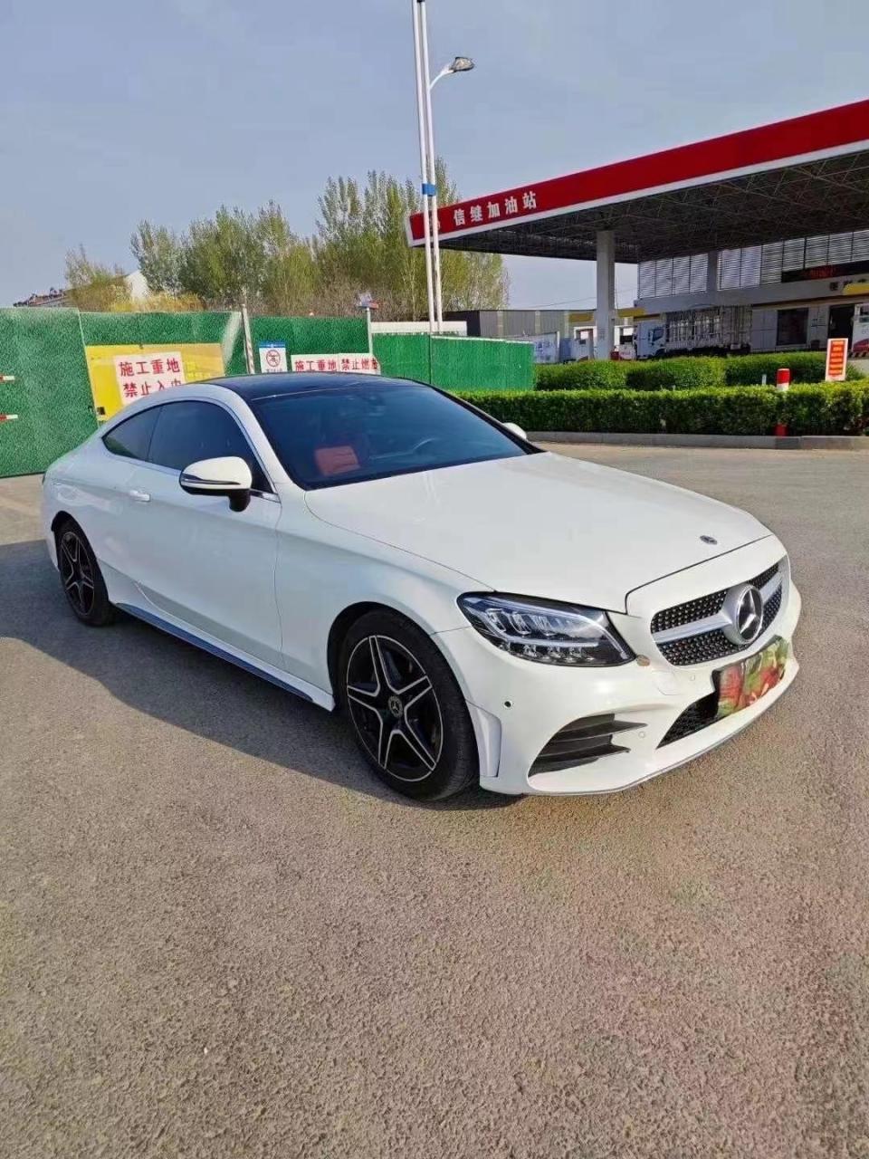 21年纯进口两门奔驰c260轿跑 别拿国产的比 新车落地40多万 1.