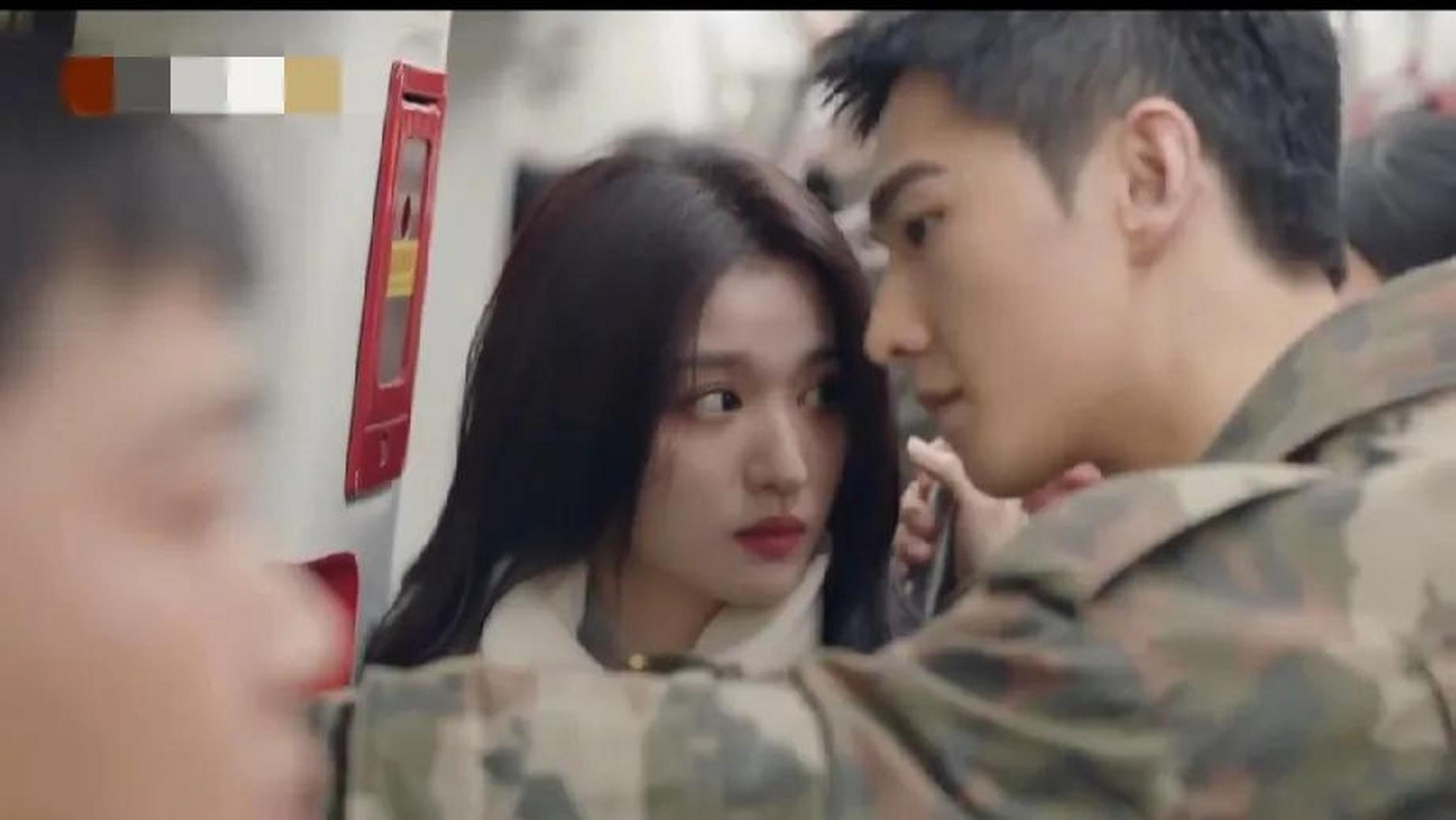 宋焰和许沁坐地铁上班,宋焰时不时的就被颠一下,而