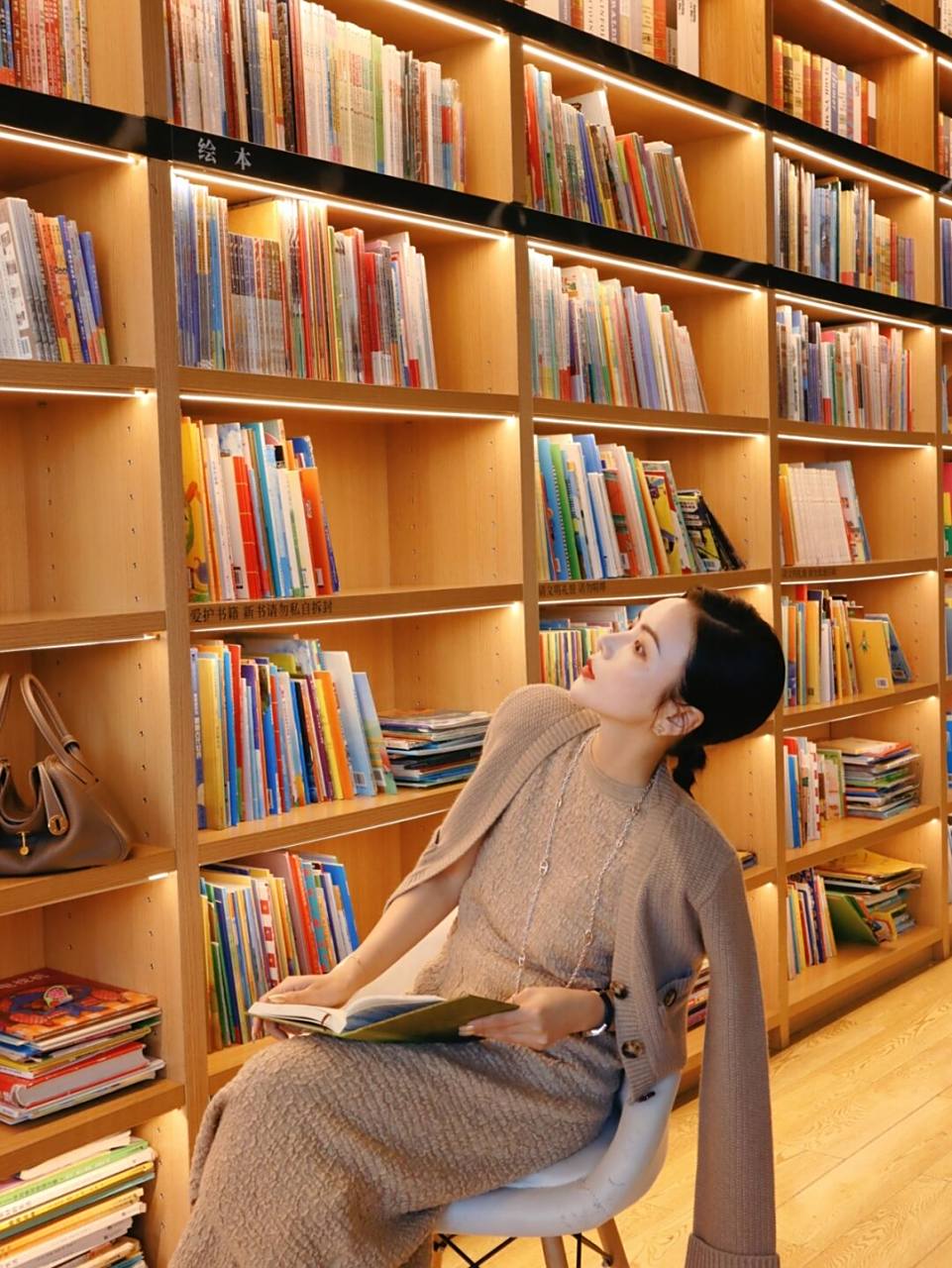 最天使文创书城 杭州新晋网红图书馆 冲到了书店音像热门榜top1