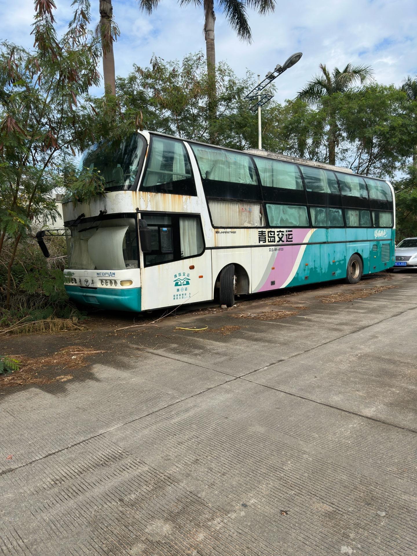 一台很经典的青年jnp6127web内饰布局少见的旋转式楼梯和宽敞的铺位