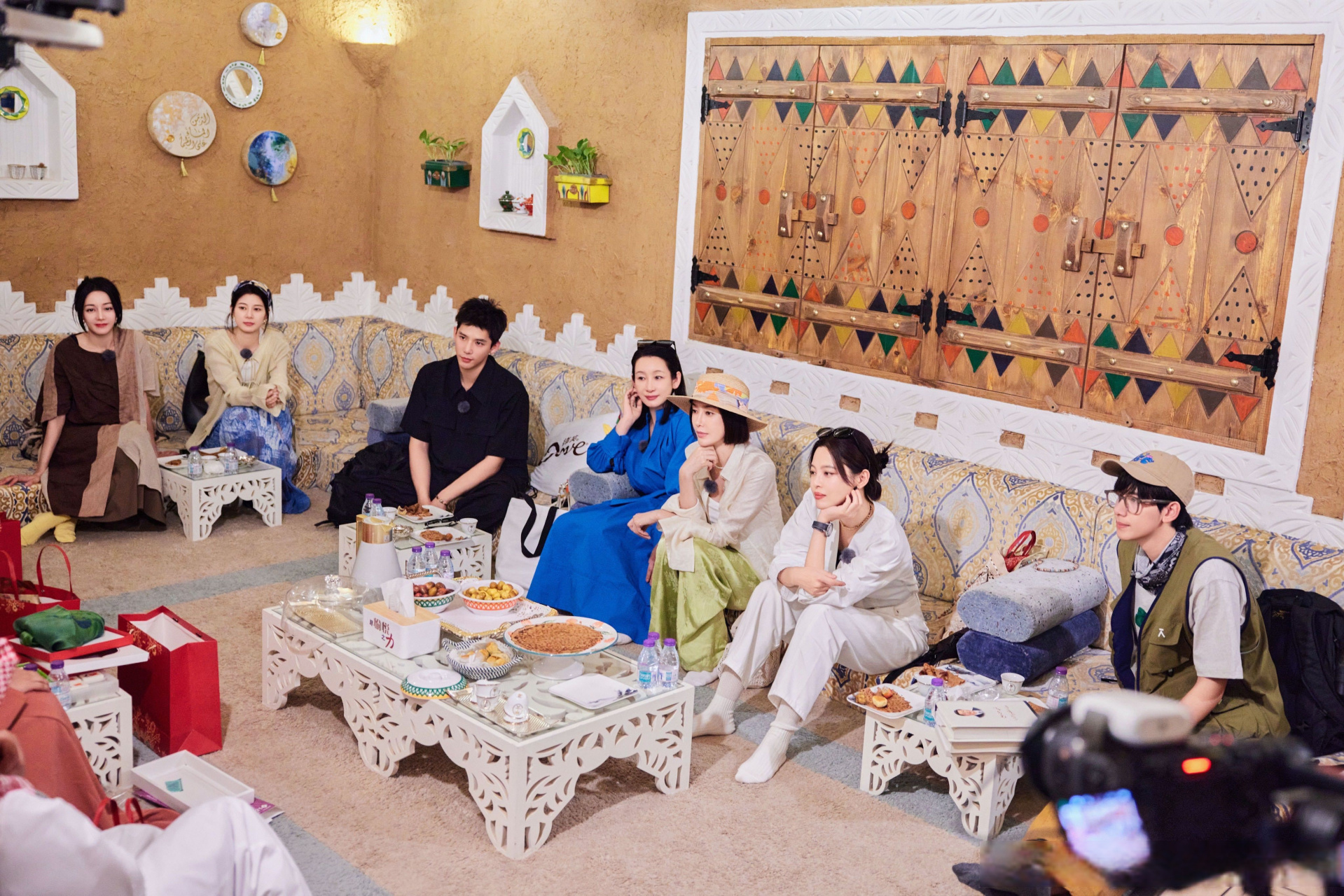 【#花儿与少年#游学剧照】 礼物虽小,承载的却是深厚的跨国情谊.