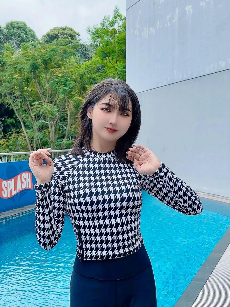 在新加坡的早上 还没吃早餐就去酒店泳池游泳玩水90 只带了一套泳衣