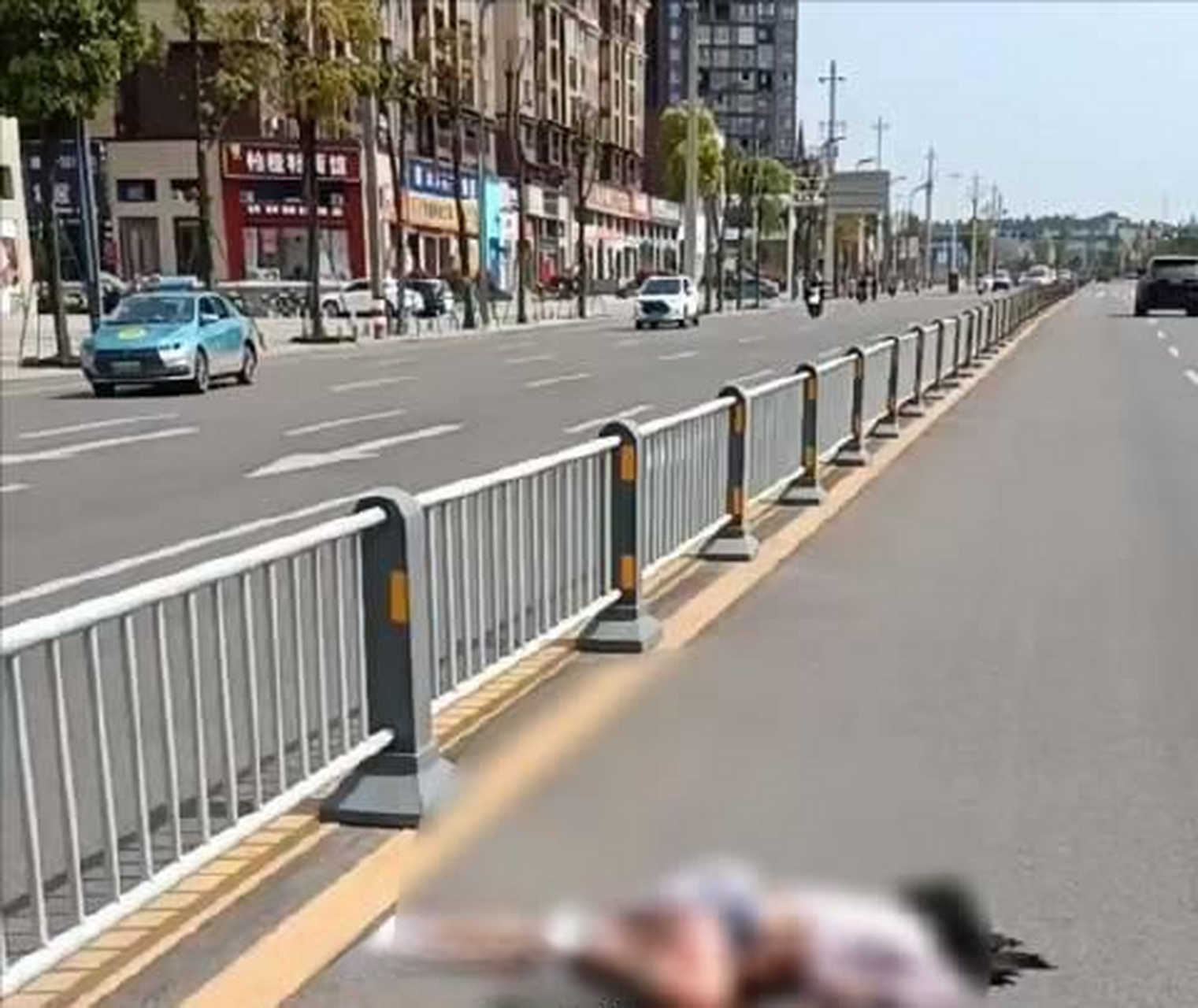 【出租车未礼让行人撞飞女子 目击者:女子被撞飞十几米,一直在地上