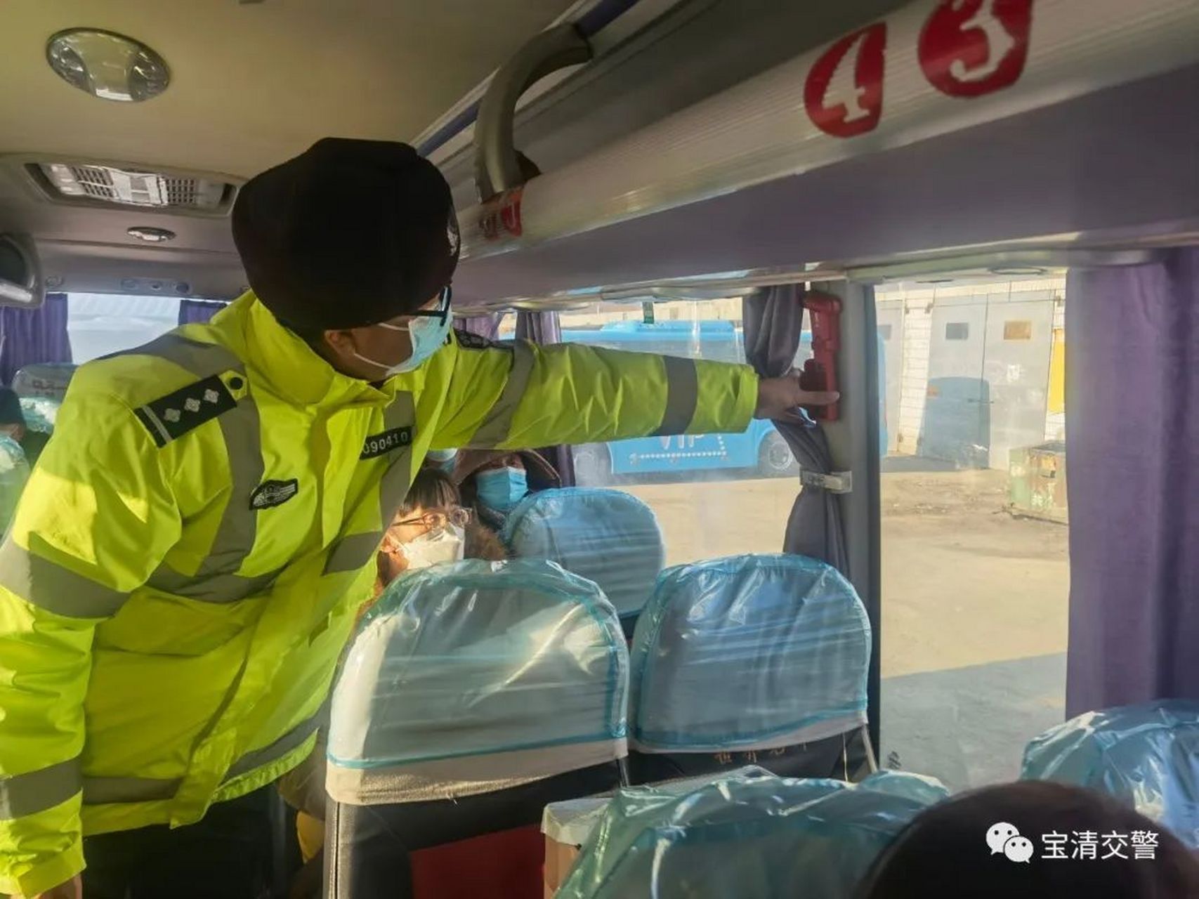 【双鸭山市宝清县公安交通警察大队深入客运站开展安全宣传工作】1月