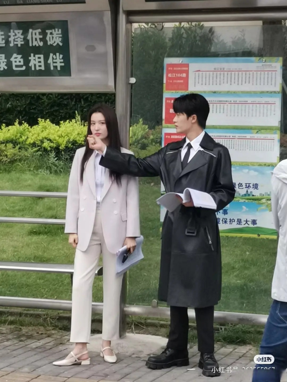王楚然,檀健次新剧路透,看得出来男主身高确实有点硬伤了,鞋底比女主