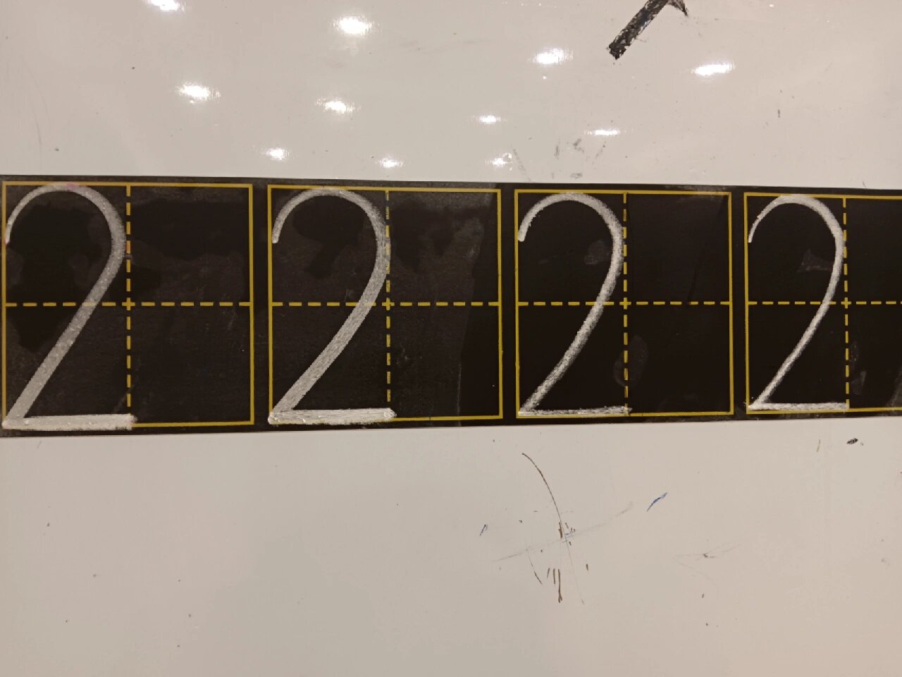 数字"2"在田字格中的正确写法