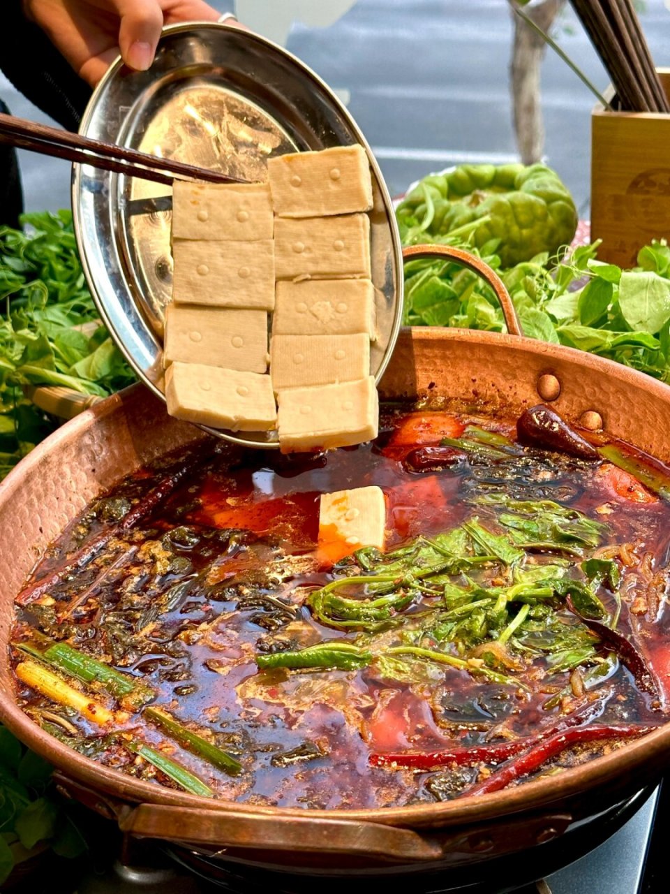 酸酸辣辣的锅底搭配鲜嫩的豌豆尖 鲜美加倍9099 再涮一点黄牛肉