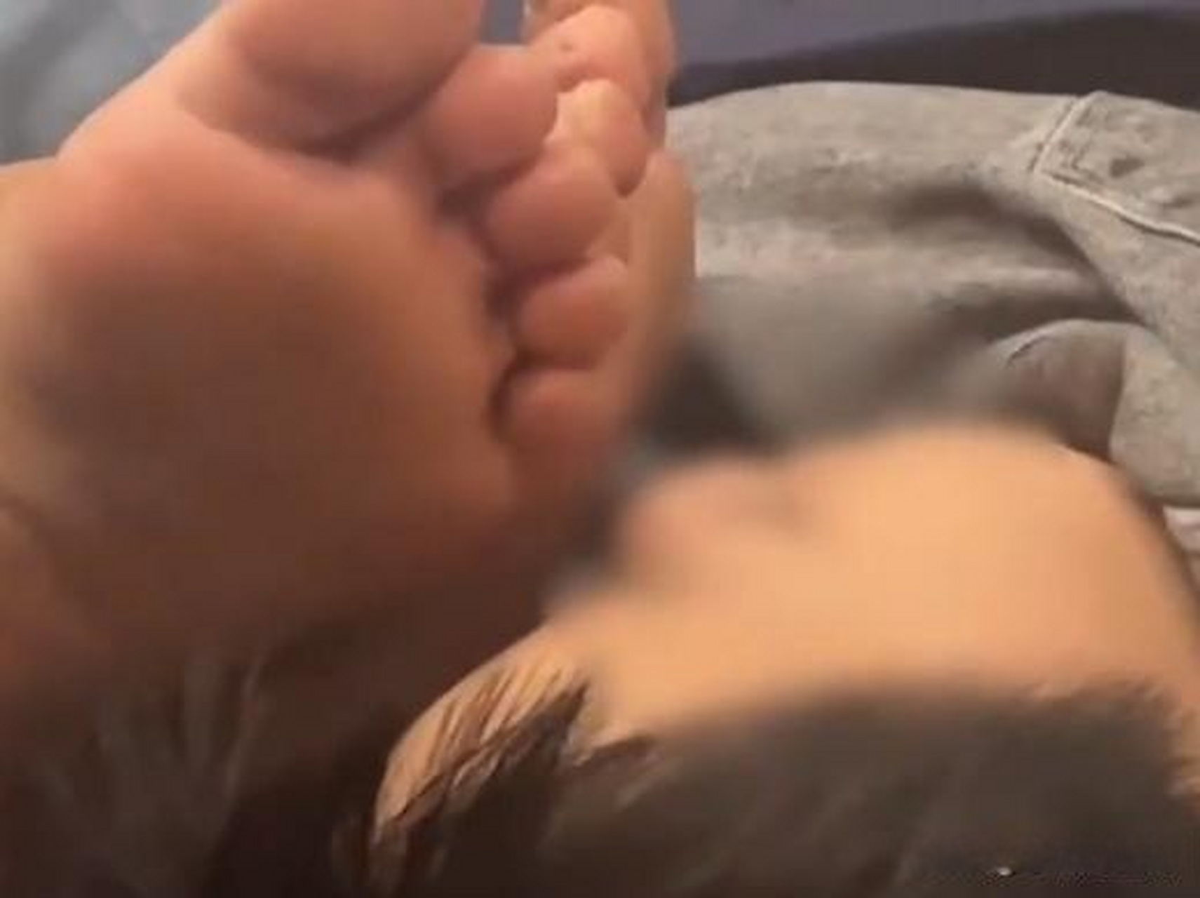 【大妈火车上将脚"贴"熟睡乘客口鼻旁睡觉:10多分钟后男孩转头】近日