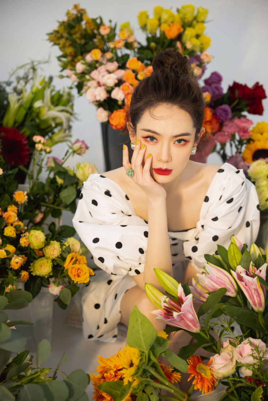 戚薇#置身缤纷花园的戚主播,还有lucky李乐祺女士亲自制作的多肉戒指