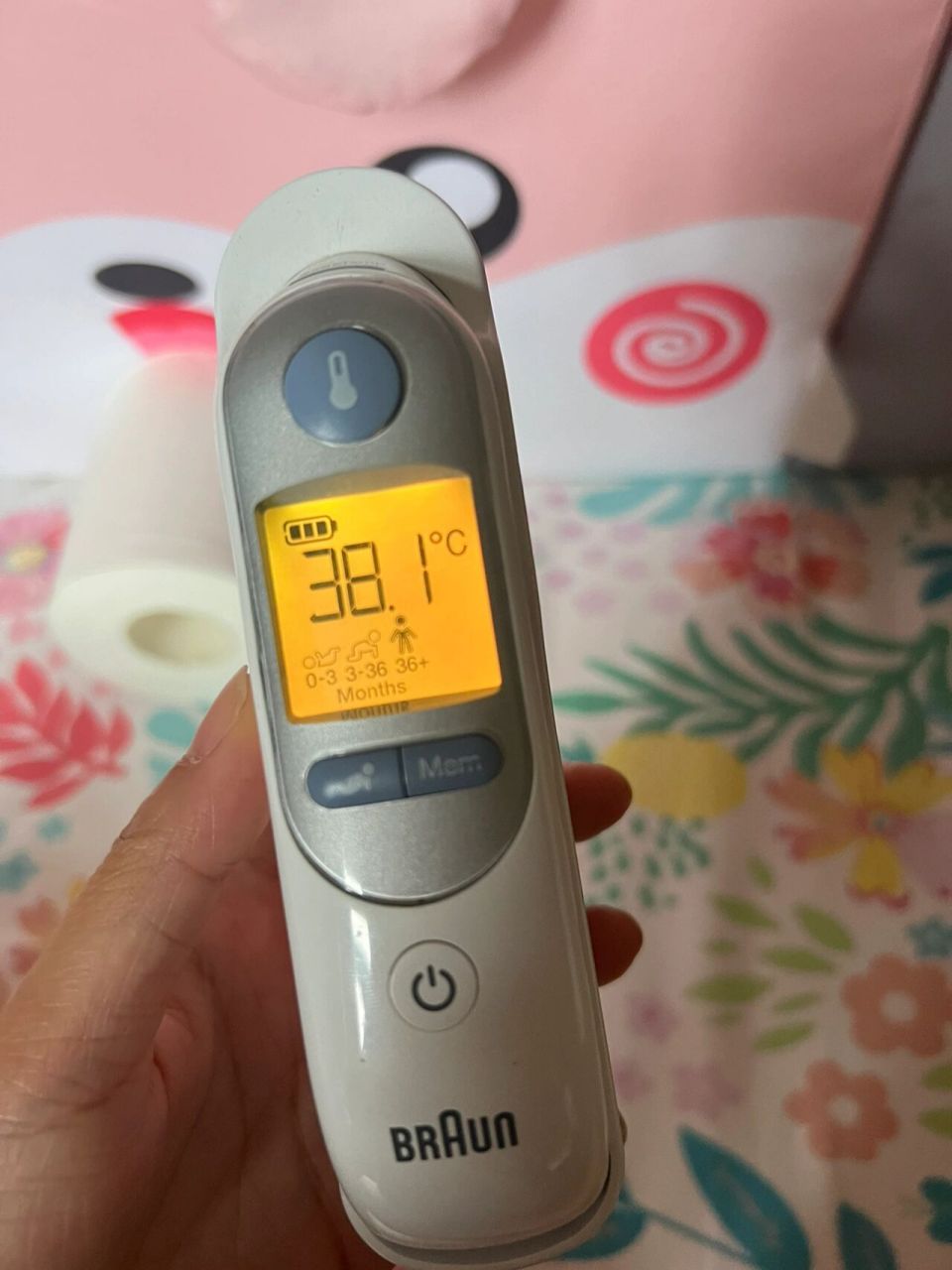 成人发烧,是不是得直接去发热门诊 前天中午有点流鼻涕,打喷嚏,没想