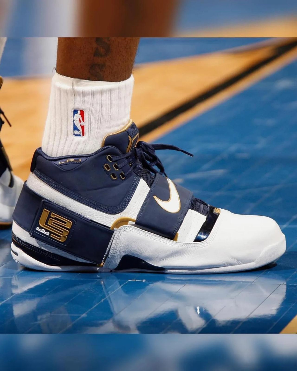 浓眉穿詹姆斯士兵1代球鞋出战  阿克伦king詹姆斯