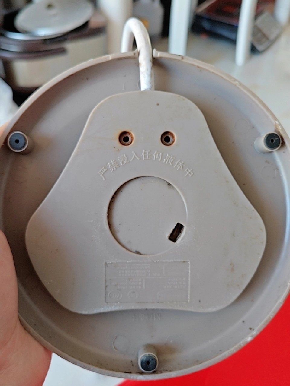 热水壶底座怎样拆卸 九阳热水壶底座的两颗螺丝卸掉怎么还是打不开,求