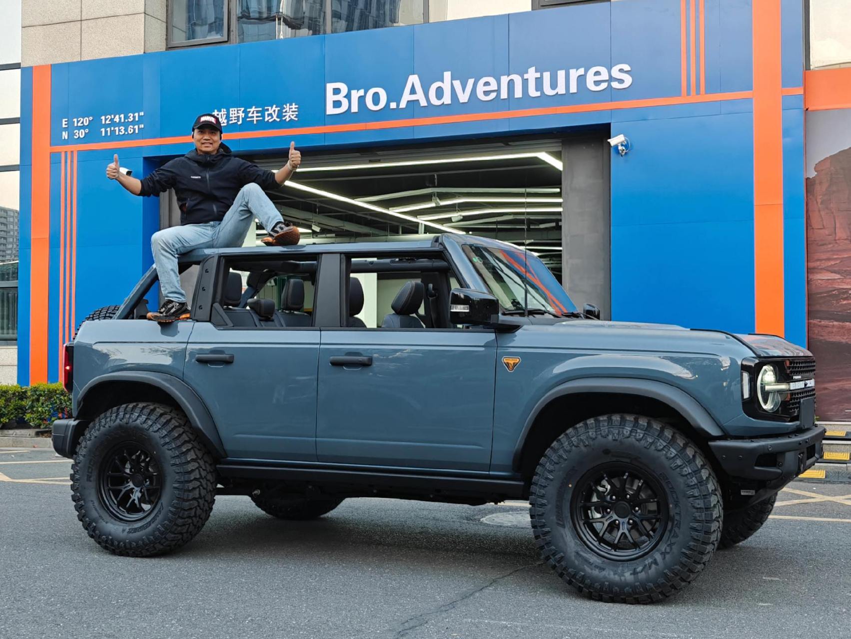 中国生产的第一辆可以完全敞篷的越野车,改完37英寸轮胎后,简直无敌帅