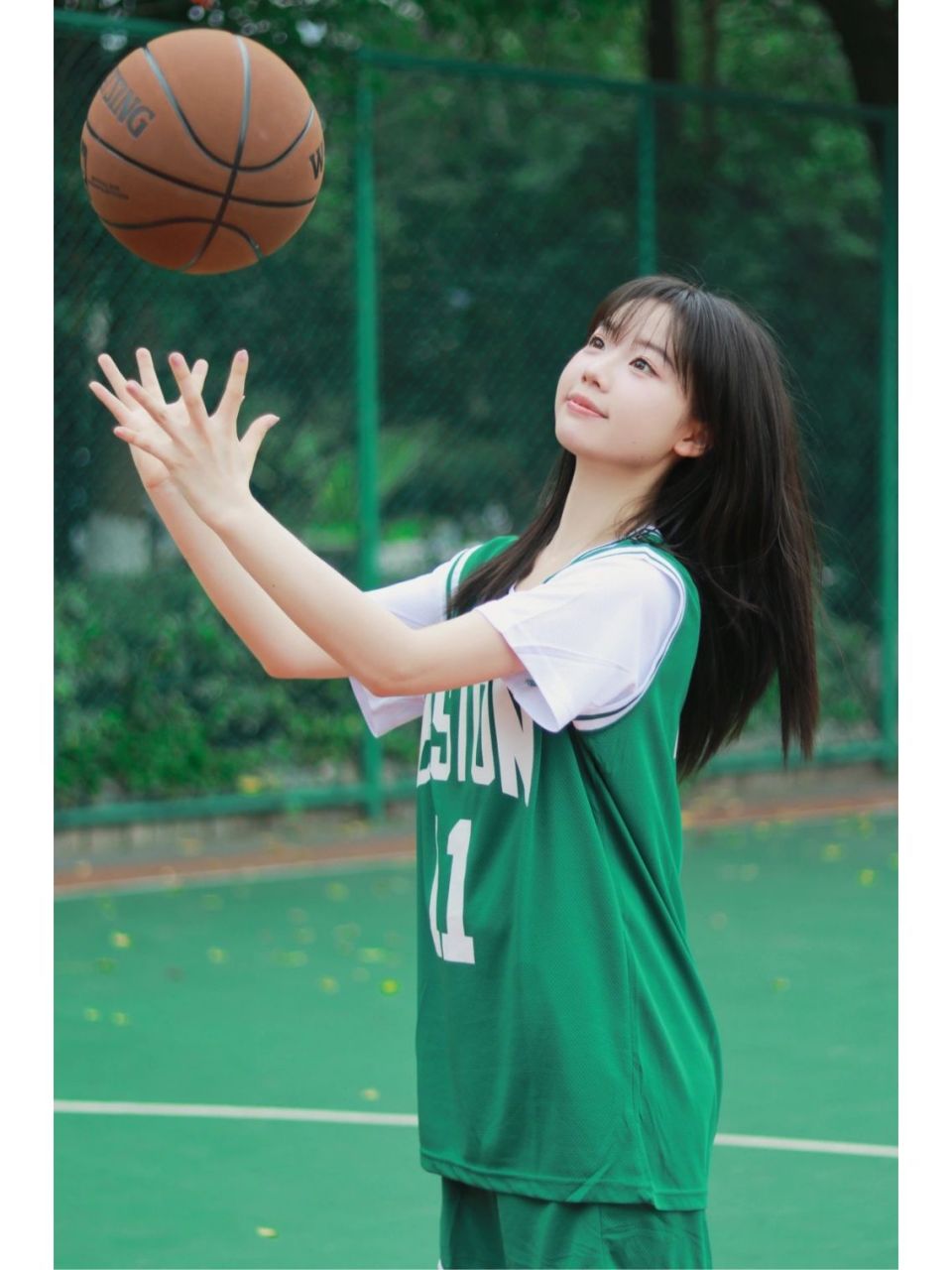 篮球场拍照|拍照姿势|放学了一起打篮球吗 篮球场拍照真的太青春啦