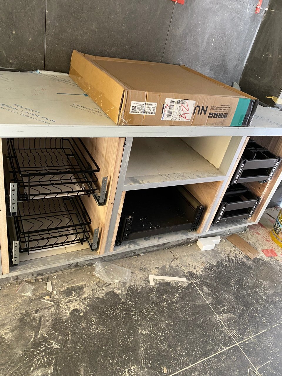 砖夹橱柜拉篮安装完毕 砖夹橱柜做好后 在要装拉篮的两边贴上木板