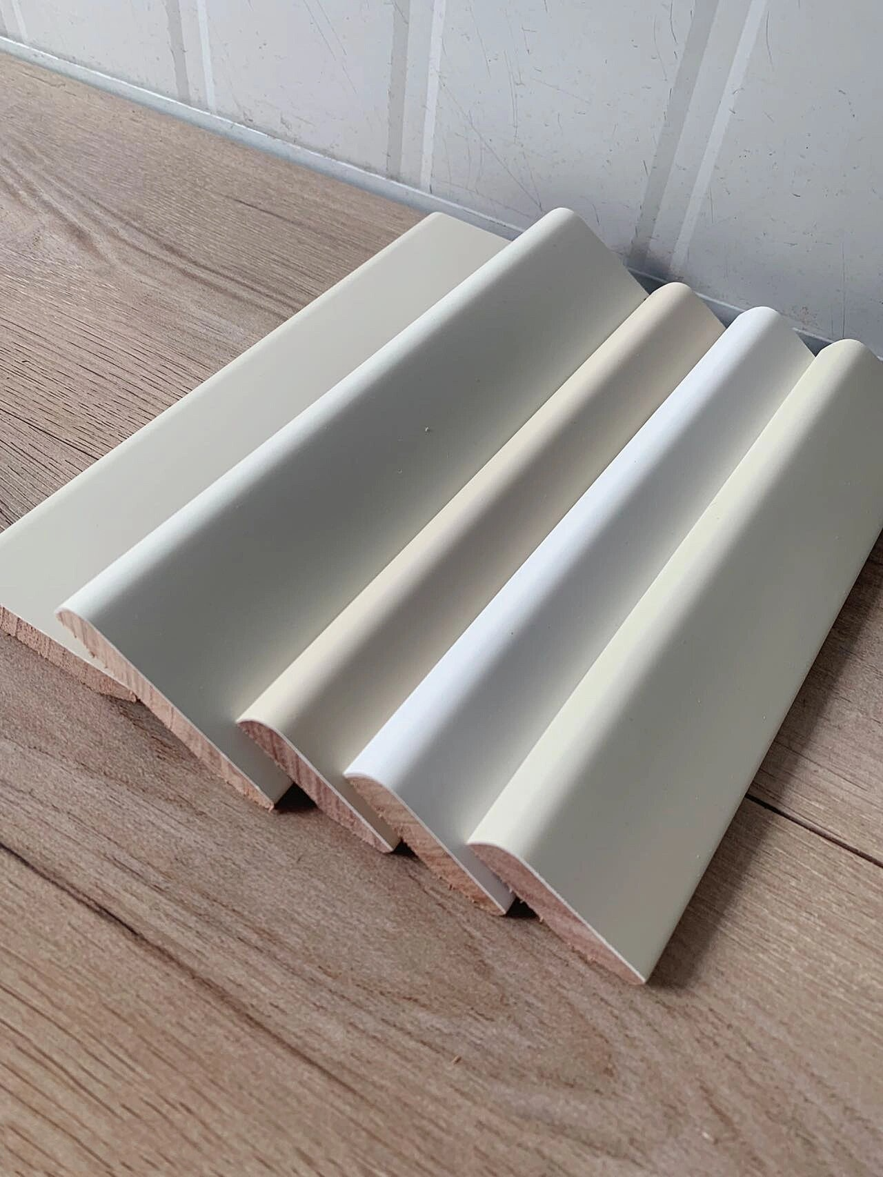 直角接口:可以把踢脚线和门套直接相交在一起,形成直角接口,这种方式