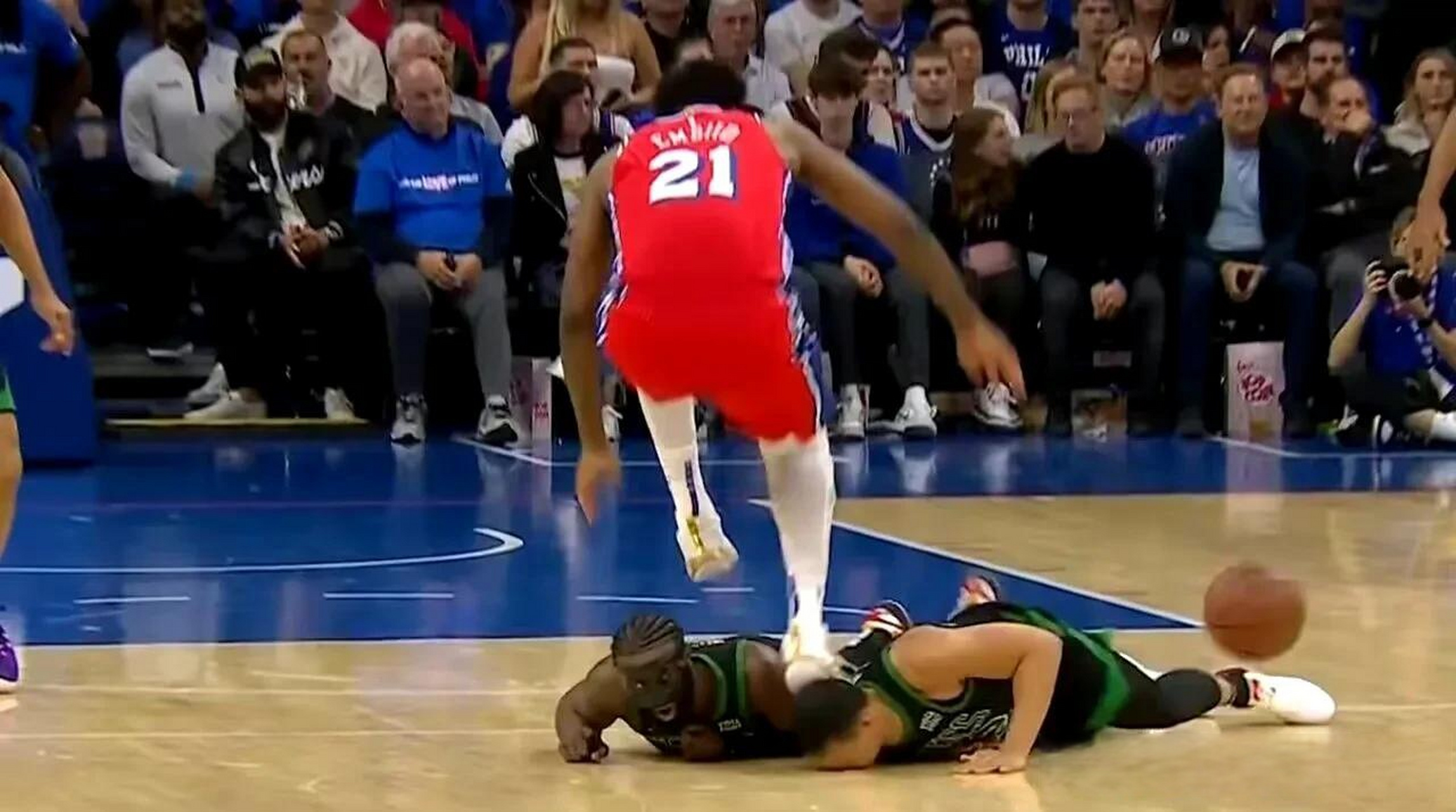 恩比德倒地时踩到格威头部   这里恩比德为了躲地上的两人,最大限度