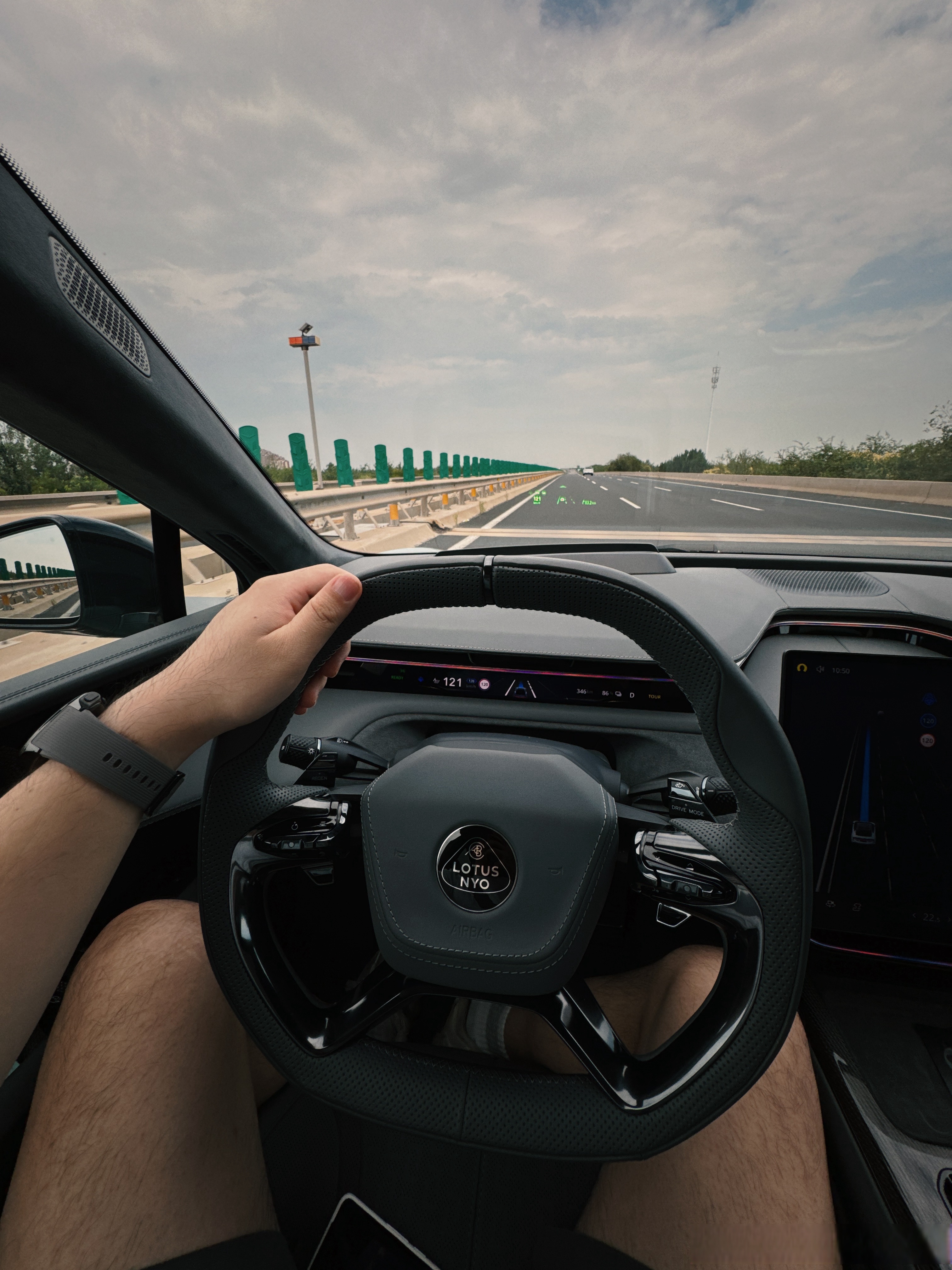 这车真的太好开了,之前我没觉得自己会喜欢操控,但是指哪打哪人车