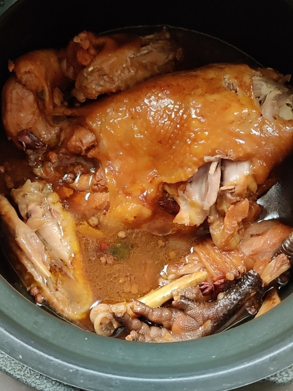 懒人做法高压锅煮鸡 蒸鸡一个,把腿切下避免锅小放不下.