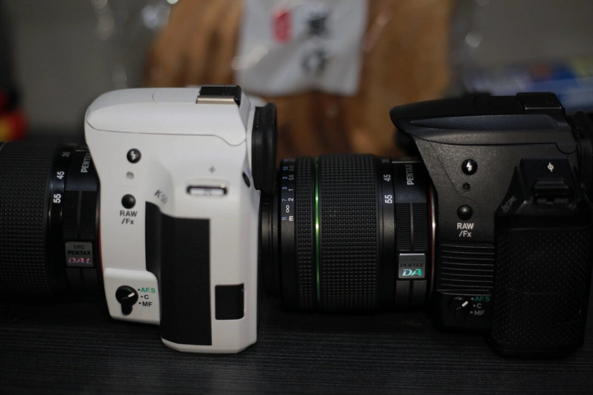 宾得k30和k50除了外壳有明显区别,其他方面几乎一模一样:按键布局