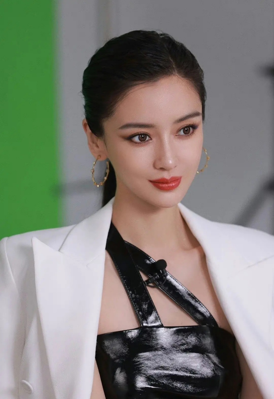 angelababy其实微笑唇还好,是她嘴巴占比太大就显得微笑唇格外突出,只