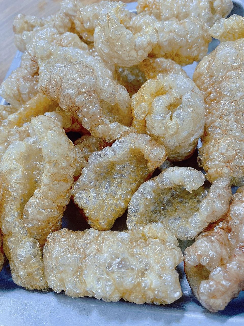 1.拿出不要的猪皮,加入姜片焯水,去除多余的油脂,洗净. 2.晒干.