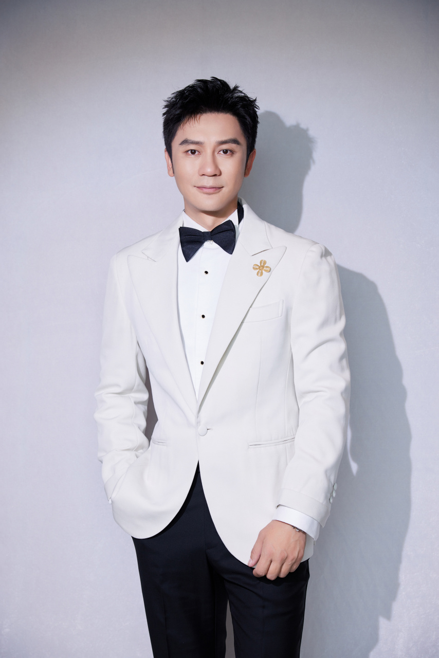 李晨#北影节开幕红毯# @李晨 一席白色西装礼服亮相参加北影节磕换