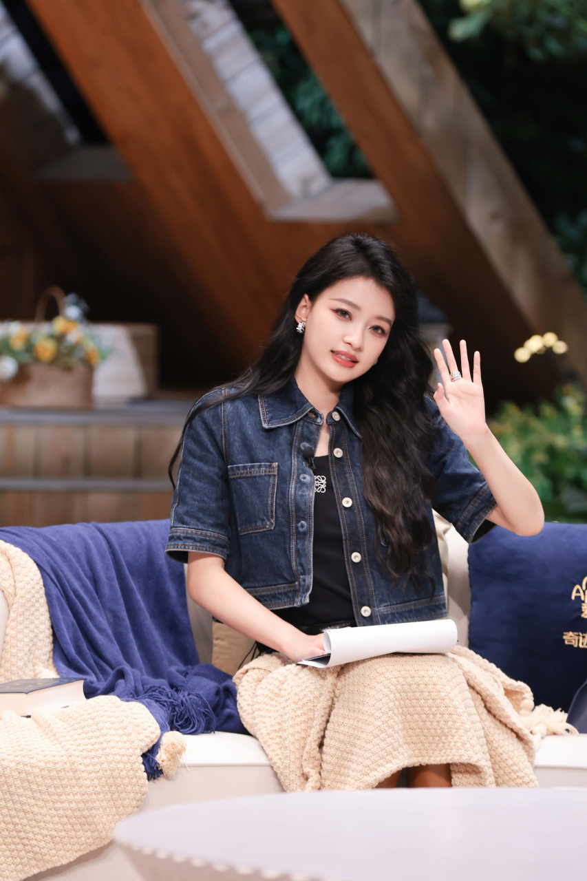 【#再见爱人# 高清剧照】一起跟@孙怡 say hi吧从她开心激动的神情就