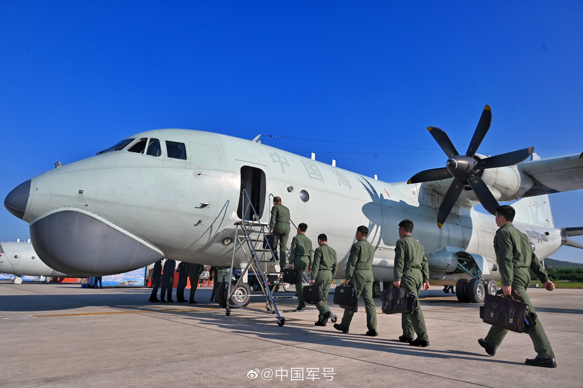 近日,北部战区海军航空兵某勤务大队连续开展多平台协同反潜训练
